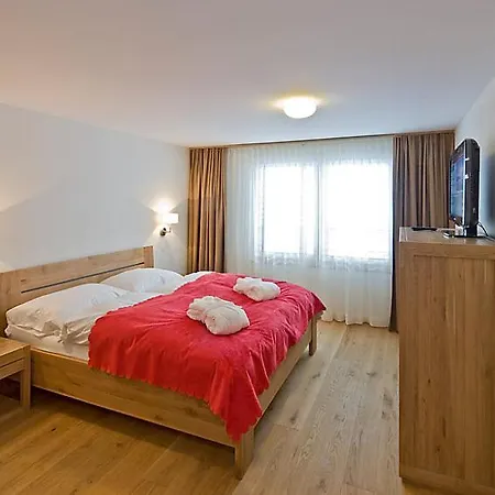 Apartment Sleeps 4 Pool Wifi T031621 *